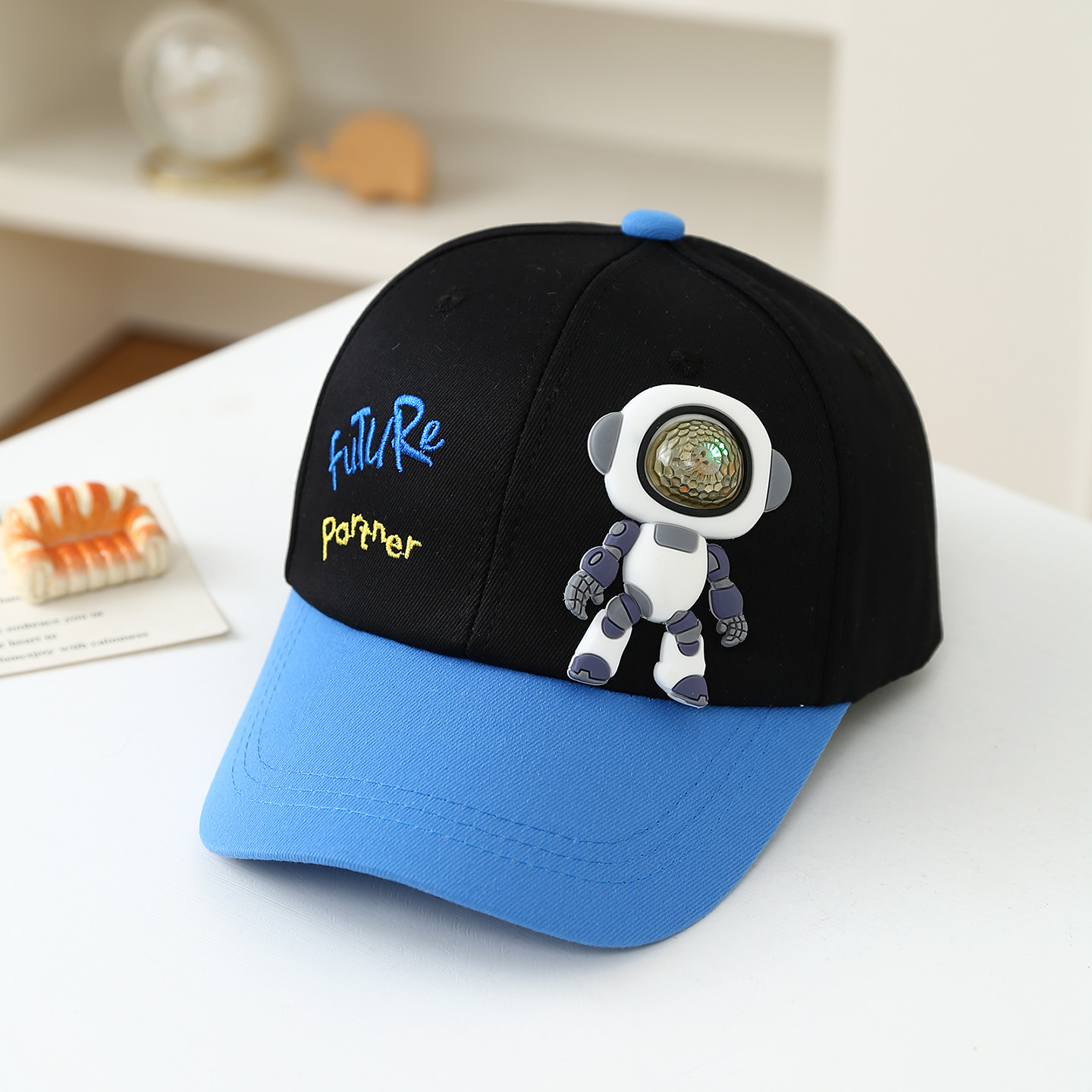 Embroidery Cap - Boneco Robô de Borracha Macia para