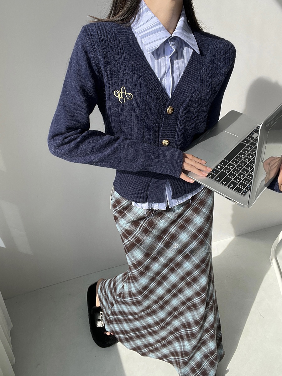 Cardigã Feminino Curto de Tric - Embroidery Logo avaliação e preço